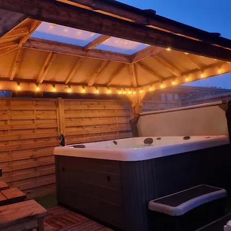 度假居 Luxury Log With Hot Tub- 约克