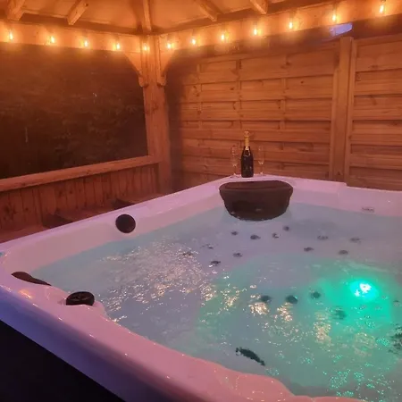 Luxury Log With Hot Tub-
