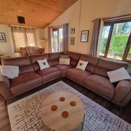 Luxury Log With Hot Tub- *