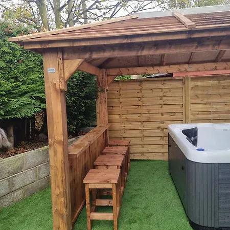 Luxury Log With Hot Tub- * 约克